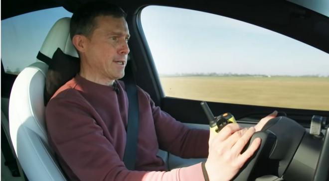 La cara del conductor al ser incapaz de frenar el Tesla Model X PLAID. (YouTube)