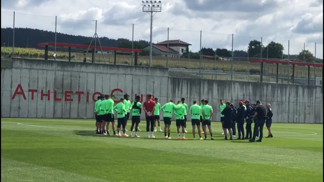 La plantilla del Athletic Club de charla antes de entrenar en Lezama (Foto: DMQ Bizkaia).