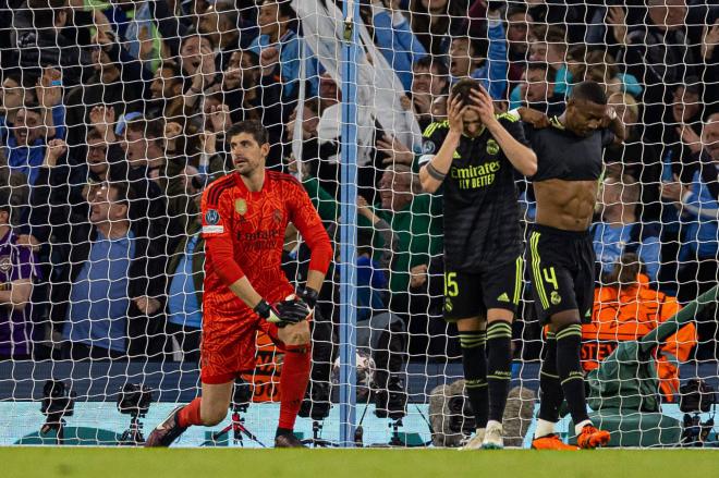 Courtois, Valverde y Alaba tras encajar uno de los cuatro goles del Manchester City bajo las órdenes de Ancelotti (Foto: Cordon Press)