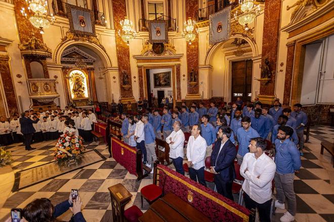 El Valencia CF realiza una ofrenda a la Virgen de los Desamparados