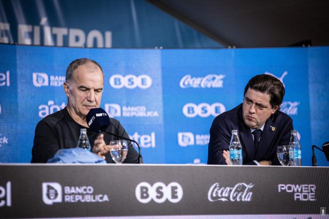 Marcelo Bielsa en su presentación con Uruguay (Foto: AUF).