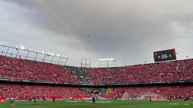 Las aficiones de Sevilla FC y Juventus antes de la semifinal de la Europa League (Foto: Kiko Hurtado)