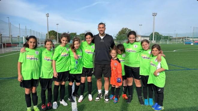 Pablo Martínez con el equipo alevín del Xuventude Crendes