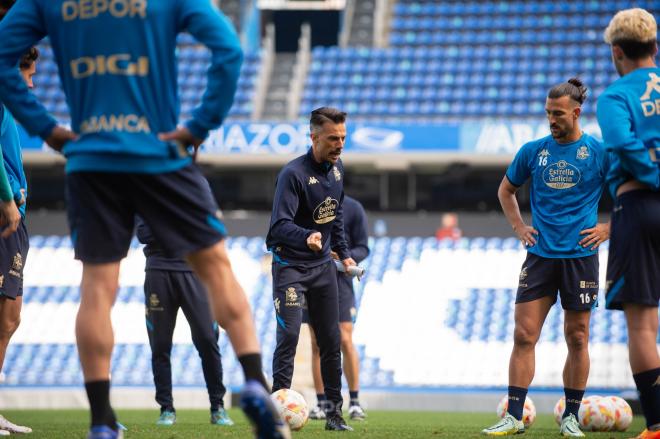 Rubén de la Barrera dirigiendo un entrenamiento en Riazor (Foto: RCD)