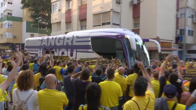 El bus del Valladolid llega al Nuevo Mirandilla bajo insultos