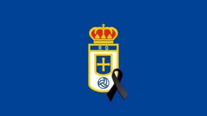 Escudo del Real Oviedo con lazo negro