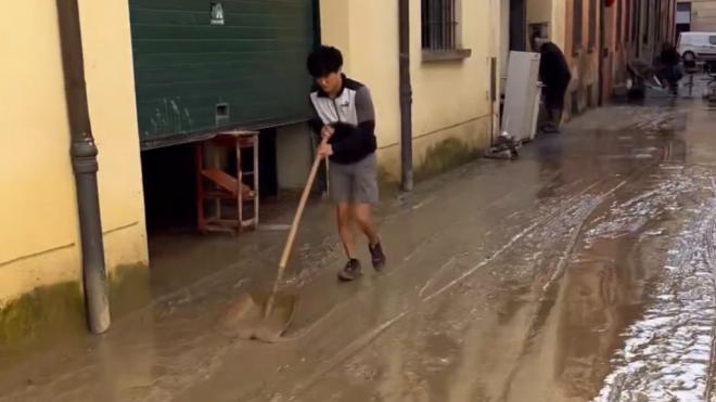 Tsunoda, ayudando a los vecinos de Faenza. (Redes Sociales)