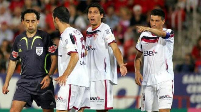 Los jugadores del Sevilla protestan a Iturralde en el partido de 2007.