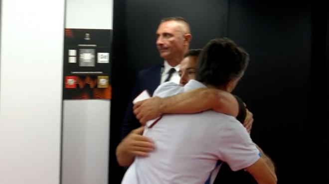 La felicidad del Sevilla: del abrazo de Mendilibar al miembro de seguridad a Monchi dando las 