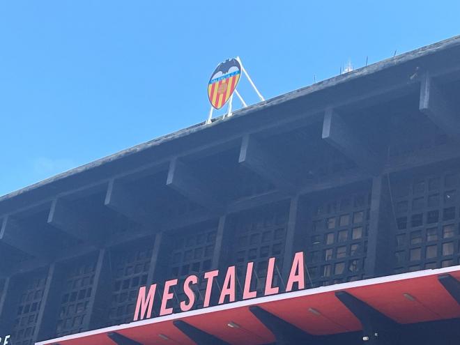 Mestalla tiene nuevo escudo: ya preside la Avenida de Suecia.