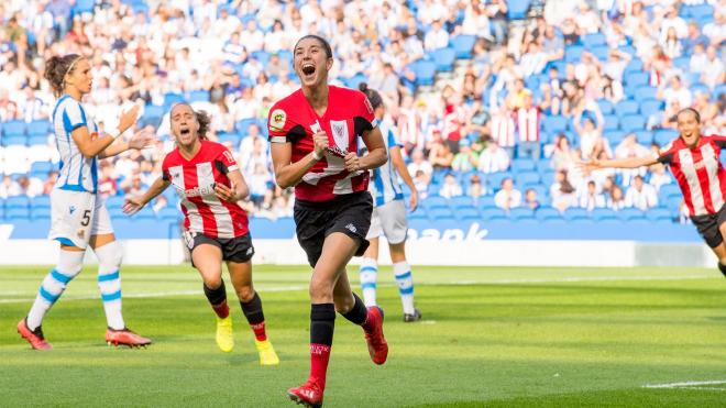 Nekane celebra un tanto con las leonas. (Foto: Athletic Club)