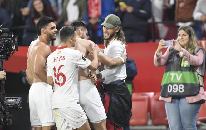 Los jugadores del Sevilla, junto al hermano de Gudelj (Foto: Kiko Hurtado).