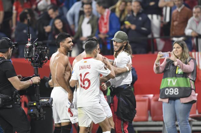 Los jugadores del Sevilla, junto al hermano de Gudelj (Foto: Kiko Hurtado).