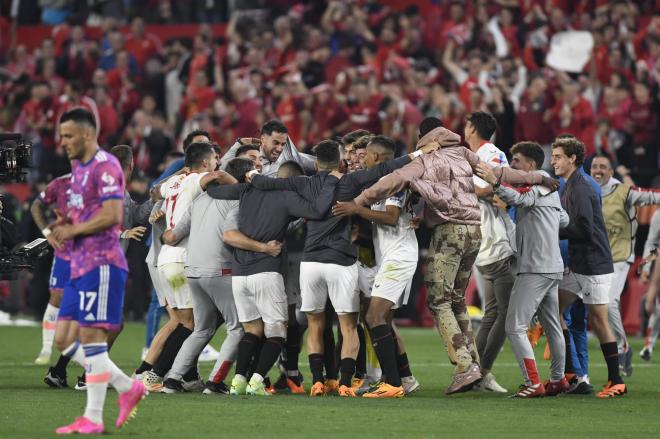 Imágenes de la fiesta del Sevilla tras vencer a la Juventus (Foto: Kiko Hurtado).