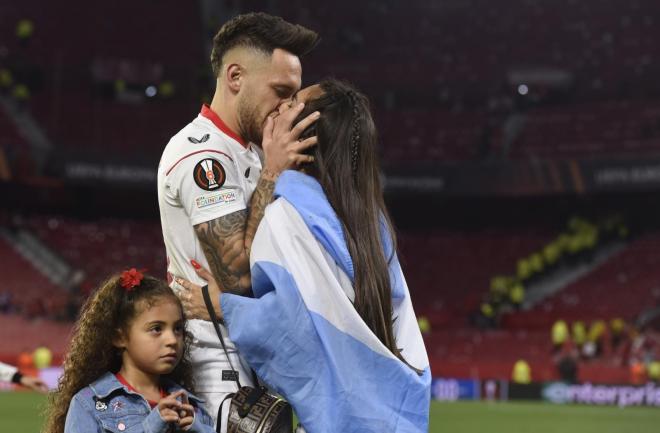 El beso de Ocampos con su mujer (Foto: Kiko Hurtado).