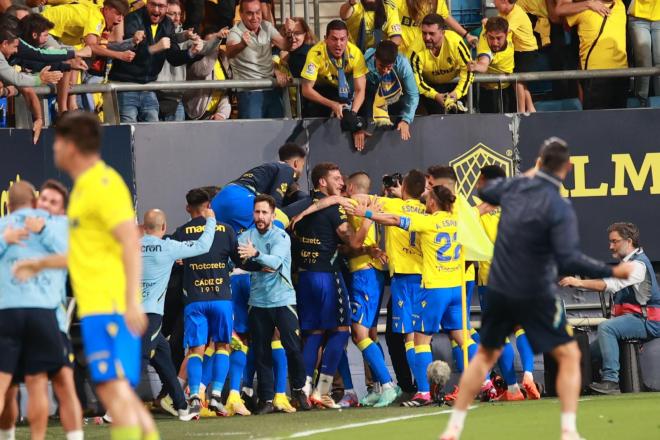 El Cádiz celebra el gol de Bongonda (Foto: Cristo García).