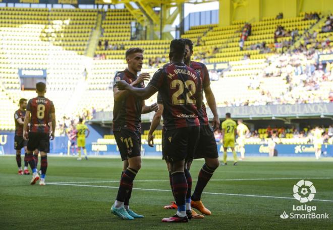 Mohamed Bouldini celebra su gol con Cantero en el Villarreal B - Levante (Foto: LaLiga).
