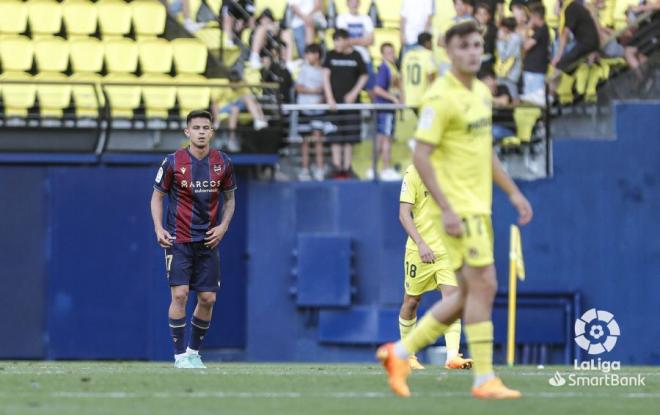 Brugué durante el partido entre el Villarreal B y el Levante en La Cerámica. (Foto: LaLiga)