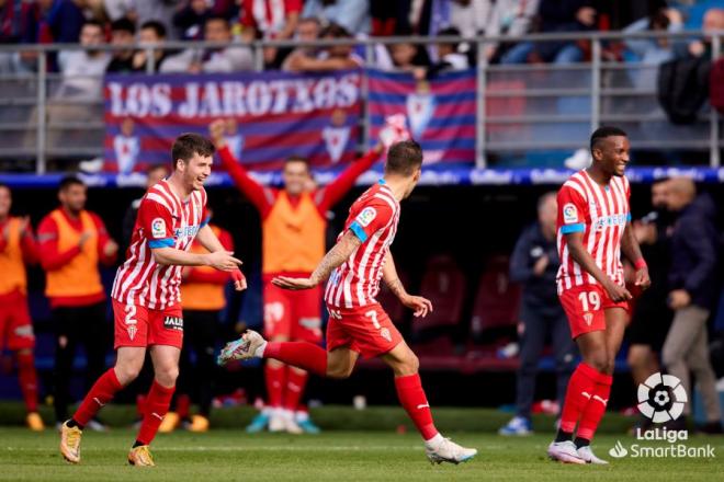 Los jugadores del Sporting celebran el golazo de Aitor García (Foto: LaLiga).