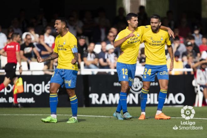 Los jugadores de Las Palmas celebran uno de los goles ante el Cartagena.