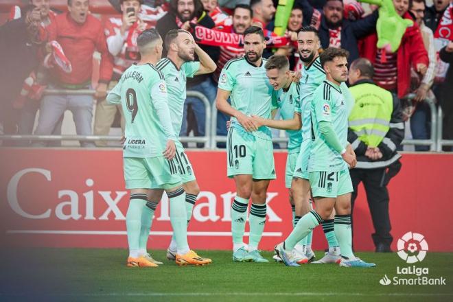 Los jugadores del Granada celebran uno de los goles ante el Mirandés.