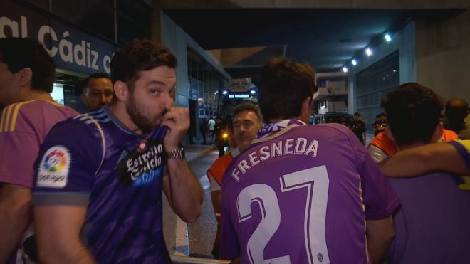 El aficionado del Real Valladolid se besa el escudo.