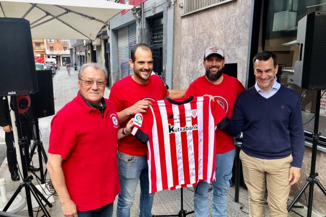 Manolo Delgado y Gorka Cubes con Jon Mendiburu y Gontzal Petralanda en la Peña Athletic Karajo! (Foto: DMQ Bizkaia).