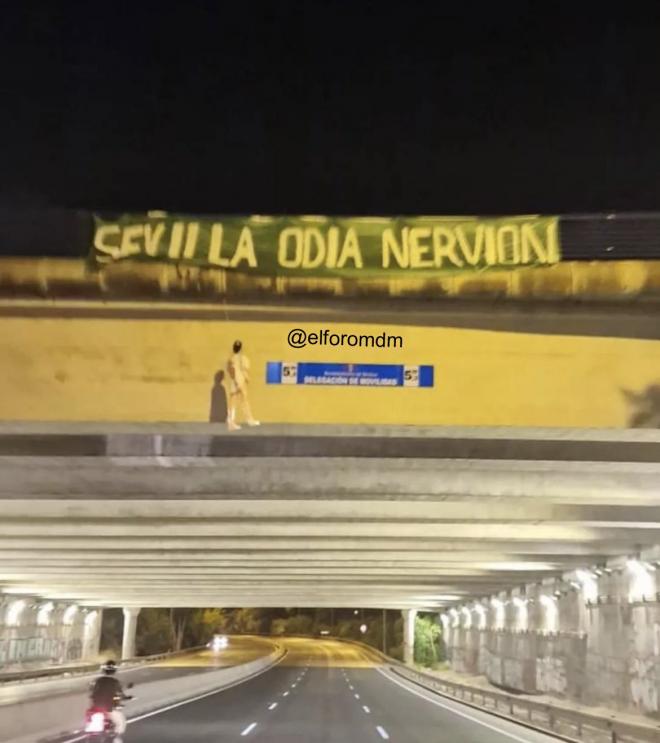 Las pancartas contra el Sevilla en la SE30.