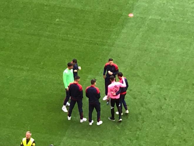 Unai Núñez se saluda con los jugadores del Athletic en San Mamés (Foto: DMQ Bizkaia).