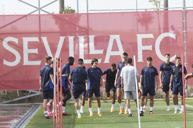 Los jugadores del Sevilla, en la sesión del sábado (Foto: Kiko Hurtado).