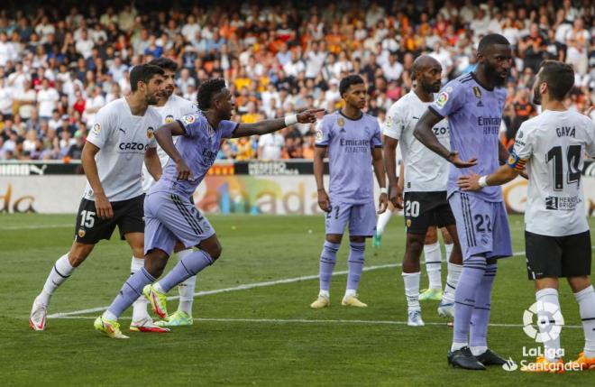 Vinicius señala al aficionado que le insultó en el Valencia-Real Madrid (Foto: LaLiga).