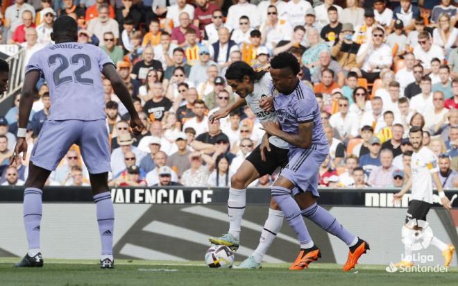 Pugna entre Cavani y Militao en el Valencia-Real Madrid (Foto: LaLiga).