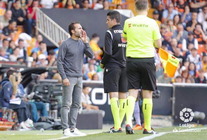 Baraja da instrucciones a sus jugadores en el Valencia-Real Madrid (Foto: LaLiga).