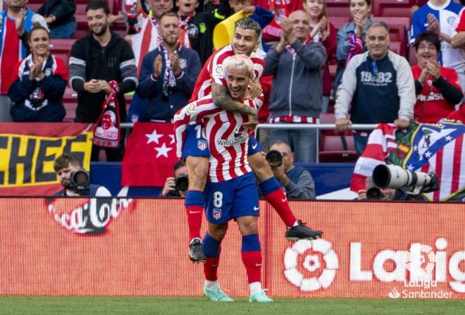 Ángel Correa celebra con Antoine Griezmann celebra el tanto en el Atlético-Osasuna. Fuente: LaLig