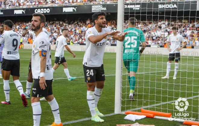 La sanción de Cömert daría espacio a Paulista o Diakhaby si Cenk continúa (Foto: LaLiga).