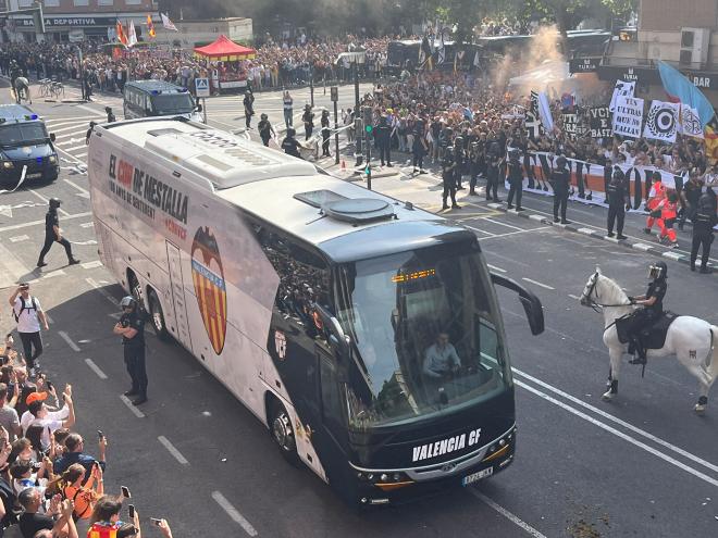 El impresionante recibimiento al Valencia a su llegada a Mestalla: humo, papel y gritos