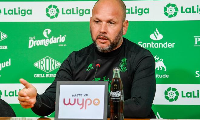 José Alberto López en rueda de prensa. (Foto: Racing de Santander)