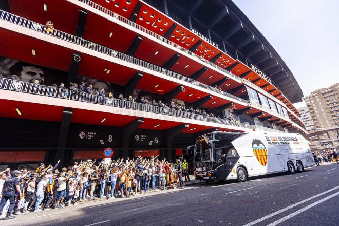Llegada del autobús a Mestalla ante el Real Madrid