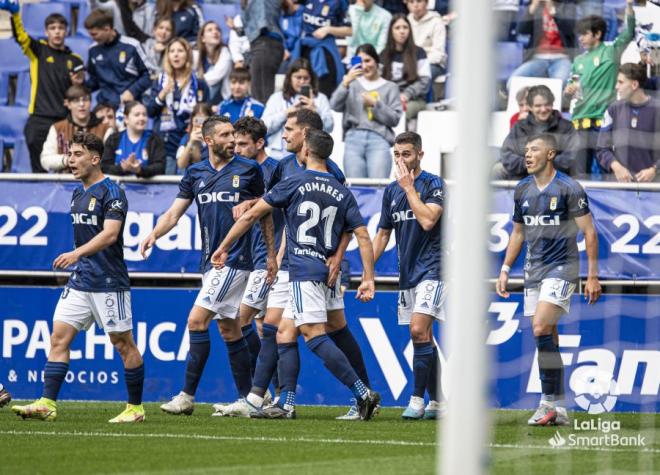 Los jugadores del Real Oviedo celebran el gol de Dani Calvo al Racing (Foto: LaLiga).