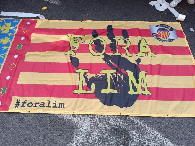 Protestas contra Peter Lim antes del Real Madrid