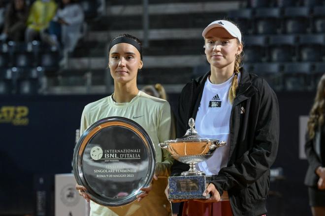 Rybakina y Kalinina posan con los trofeos de Roma (Foto: Cordon press)
