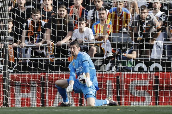 Thibaut Courtois para un balón en el Valencia-Real Madrid (Foto: EFE).