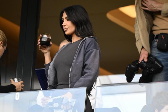 Kim Kardashian viendo un partido de fútbol. (Cordon Press)