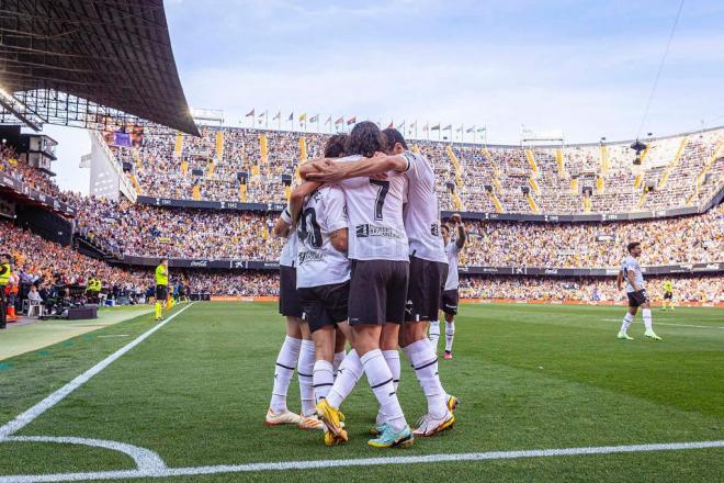 El Valencia CF celebra su gol al Real Madrid.