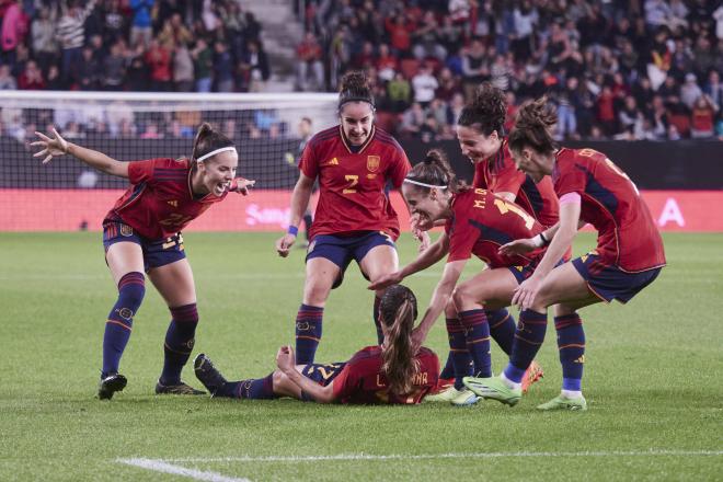 Las chicas de La Roja celebrando un gol contra Estados Unidos (Foto: Cordon Press).