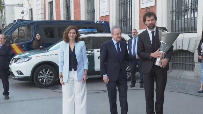 Sergio Llull posando con el trofeo con la presidenta de la Comunicad de Madrid