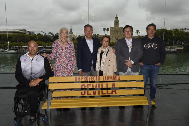 El candidato a alcalde de Sevilla posa con representantes del deporte.