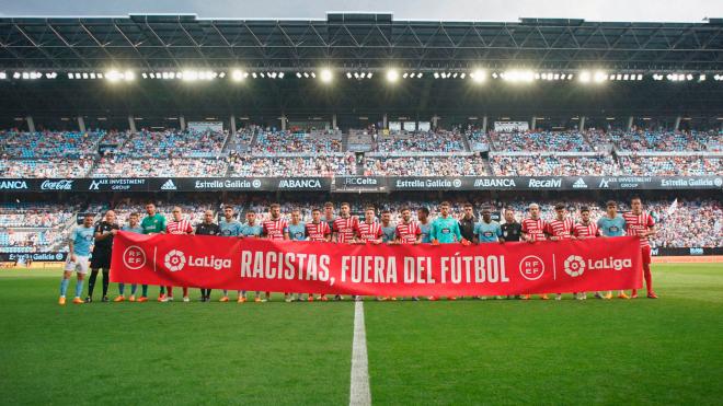 Celta y Girona portando una pancarta contra el racismo (Foto: RC Celta).