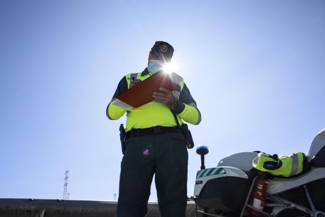 Un Guardia Civil en una carretera (Foto: Cordon Press).