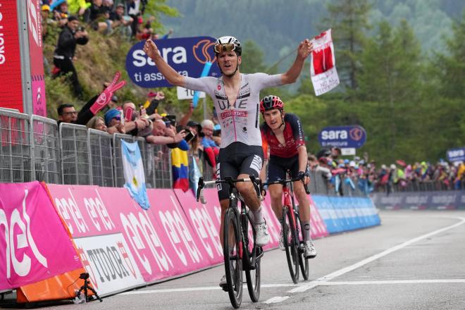 Joao Almeida entra en meta en el Giro de Italia (FOTO: Cordón Press).